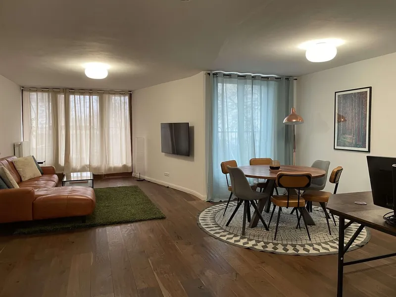 Large stylish apartment with sunny balcony near Tempelhofer Feld — photo 1
